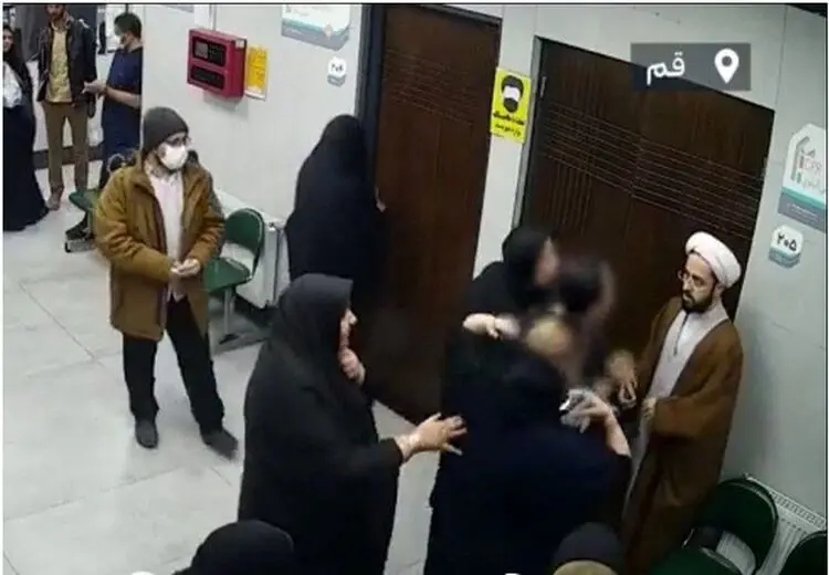 ماجرای درگیری یک زن با یک روحانی در درمانگاه قم چیست؟ بی‌حجابی یا فیلمبرداری از زن موقع شیردادن به کودکش؟