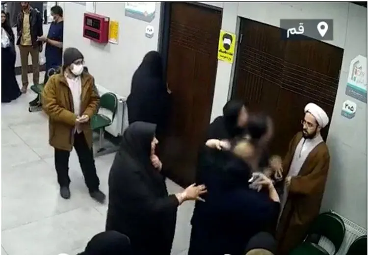 ماجرای درگیری یک زن با یک روحانی در درمانگاه قم چیست؟ بی‌حجابی یا فیلمبرداری از زن موقع شیردادن به کودکش؟