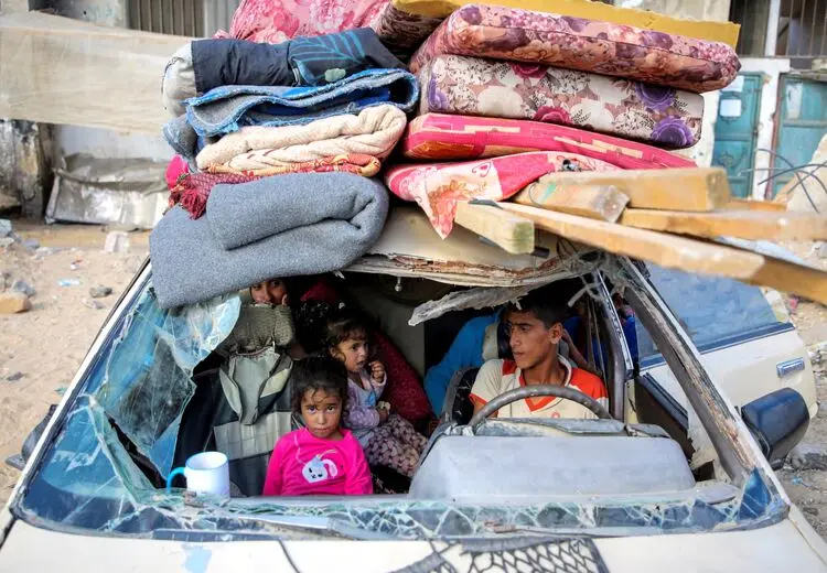 تصویری از زندگی فلسطینی‌های آواره در خودروی ترکش خورده!