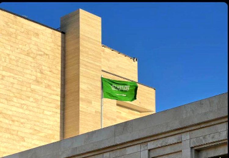 برافراشتن پرچم عربستان سعودی در مشهد + عکس