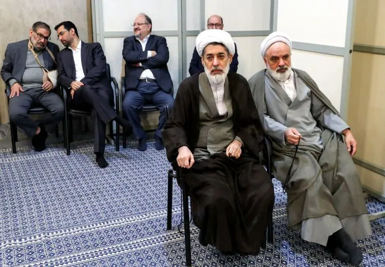شمخانی با دست شکسته در دیدار رهبر انقلاب/ عکس