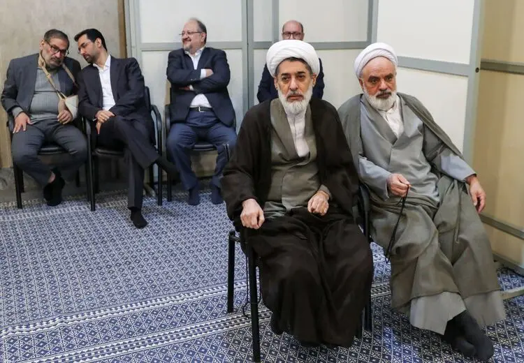 شمخانی با دست شکسته در دیدار رهبر انقلاب/ عکس