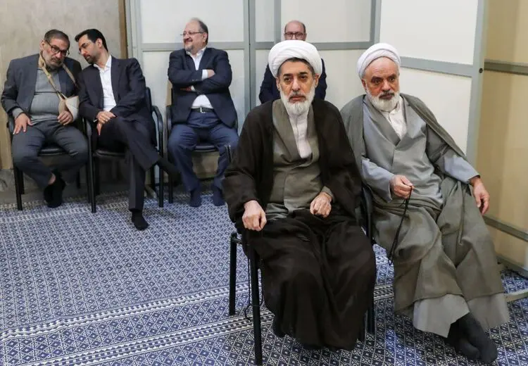 شمخانی با دست شکسته در دیدار رهبر انقلاب/ عکس