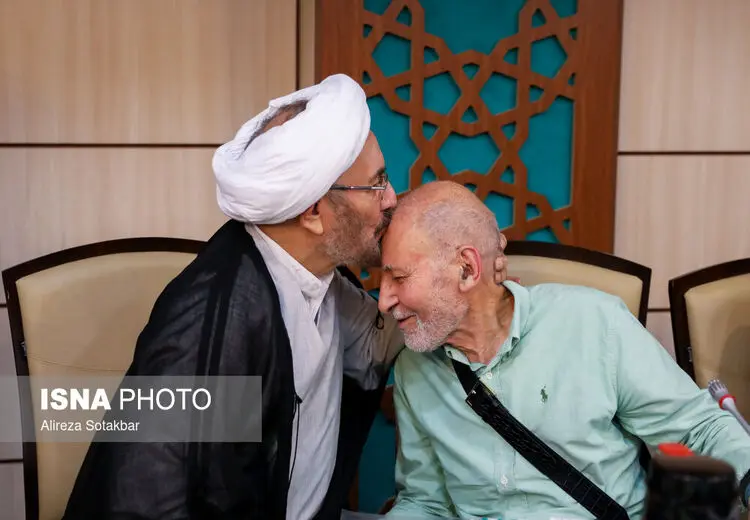 بوسه بر پیشانی چریک پیر