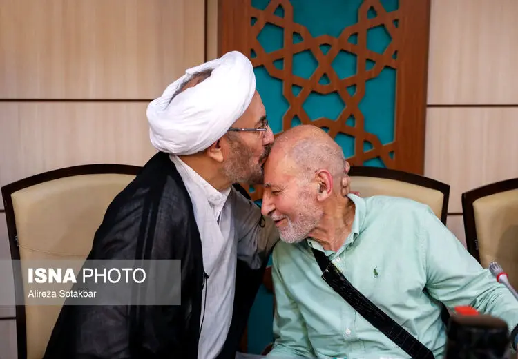 بوسه بر پیشانی چریک پیر