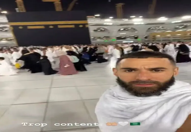 کریم بنزما در لباس احرام و کنار کعبه/ عکس
