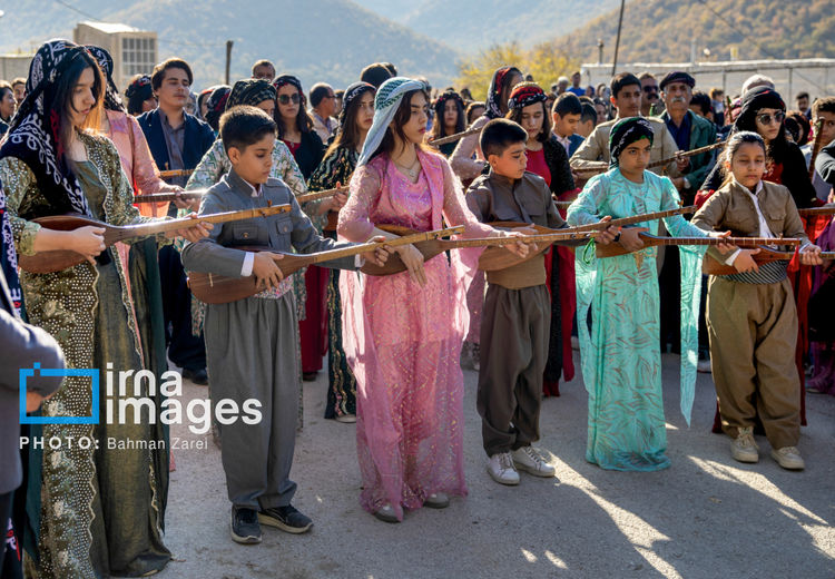 برگزاری جشن با ساز تنبور پس از سه روز روزه‌داری 