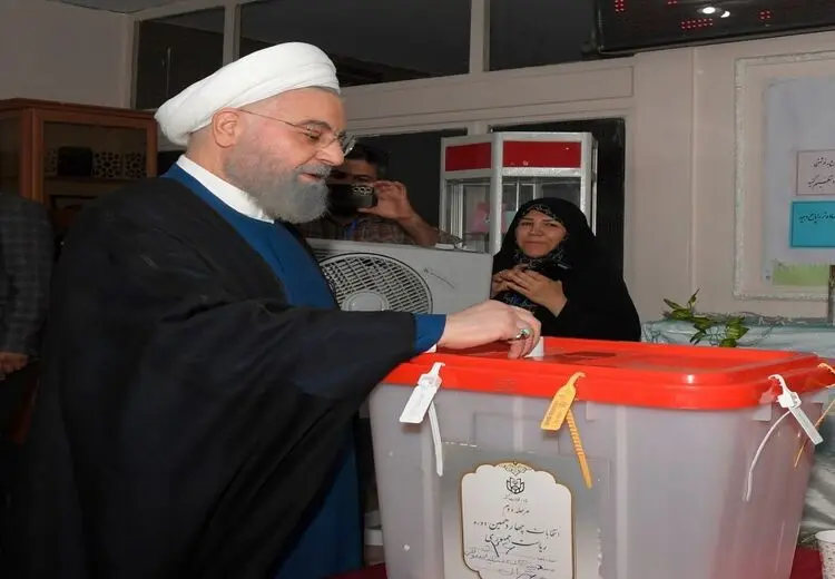 رای دادن حسن روحانی در یک مدرسه + عکس