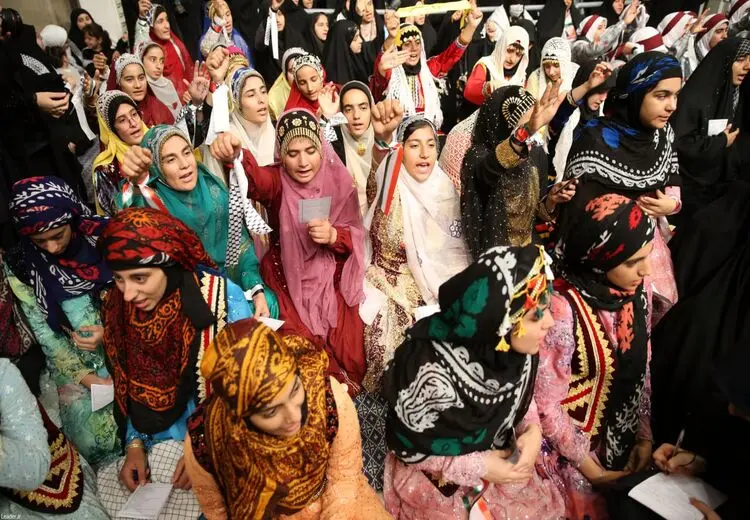 پوشش دختران نوجوان با لباس محلی در دیدار با رهبری