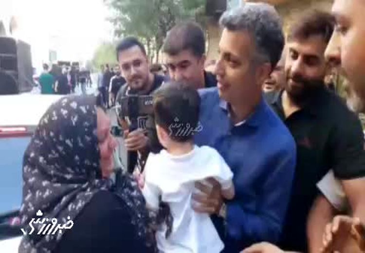 واکنش مردم به حضور فردوسی‌پور در مراسم ختم مادر کریم باقری