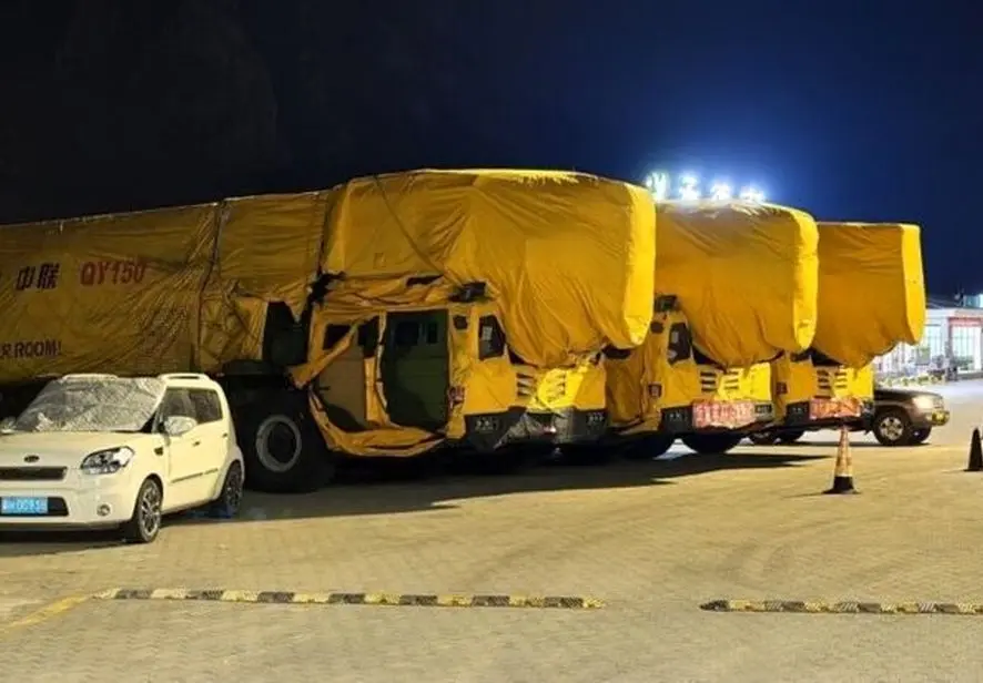 این خودروهای در اتوبان «لانچرهای موشک» هستند نه جرثقیل‌!