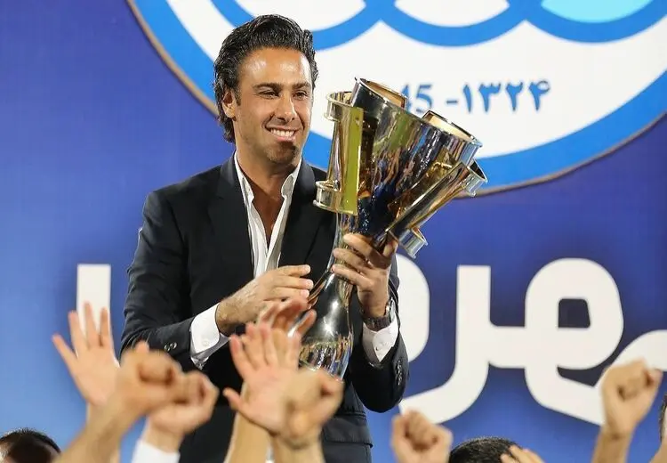کری‌خوانی فرهاد مجیدی برای پرسپولیسی‌ها + عکس