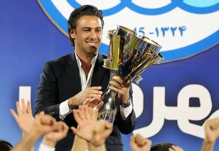 کری‌خوانی فرهاد مجیدی برای پرسپولیسی‌ها + عکس