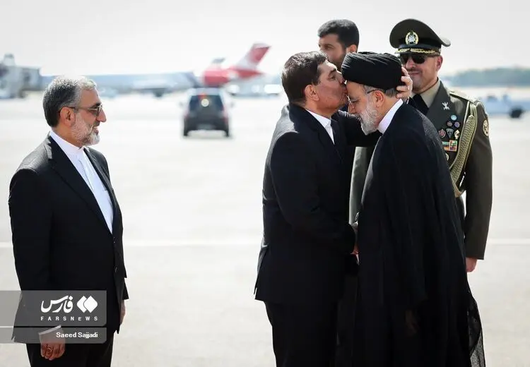 بوسه مخبر بر پیشانی رییسش روی باند فرودگاه