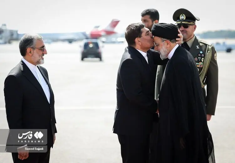 بوسه مخبر بر پیشانی رییسش روی باند فرودگاه