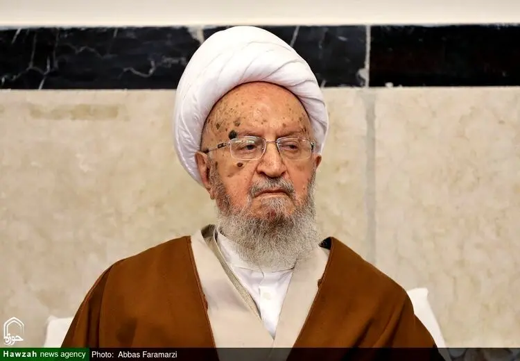 آیت‌الله مکارم شیرازی: نیروی انتظامی طوری برخورد کند که نه متهم به خشونت شود و نه آزادی مطلق