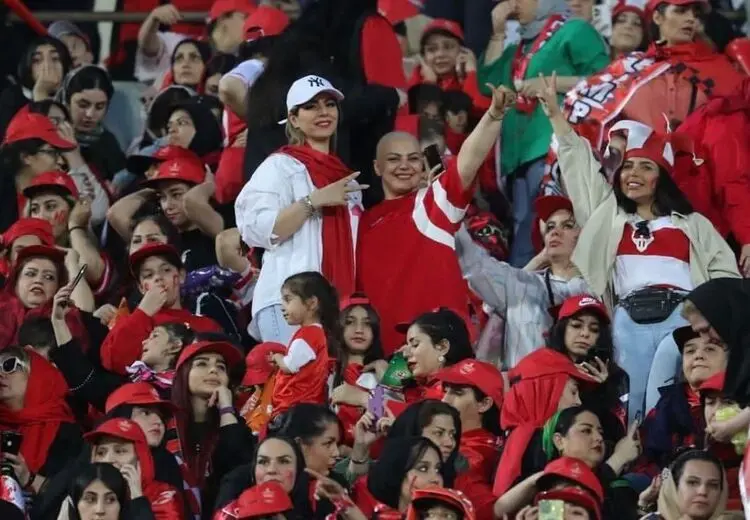 هوادار زن پرسپولیسی قبل از شیمی درمانی در ورزشگاه آزادی