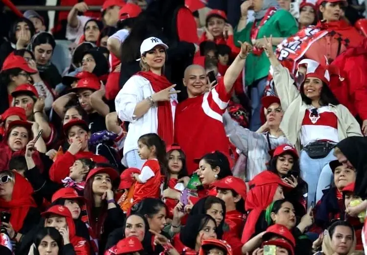 هوادار زن پرسپولیسی قبل از شیمی درمانی در ورزشگاه آزادی