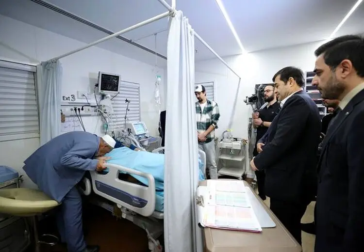 بوسه پدر صابر کاظمی بر دست پسرش