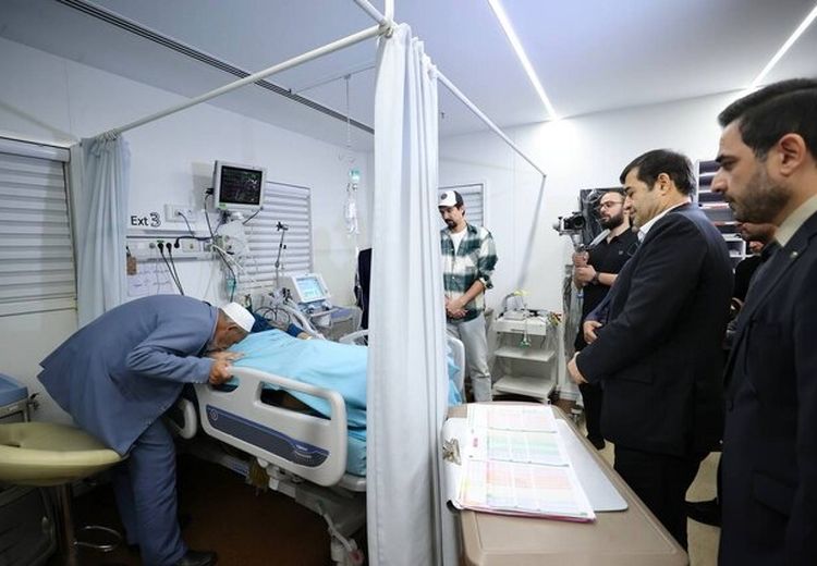 بوسه پدر صابر کاظمی بر دست پسرش