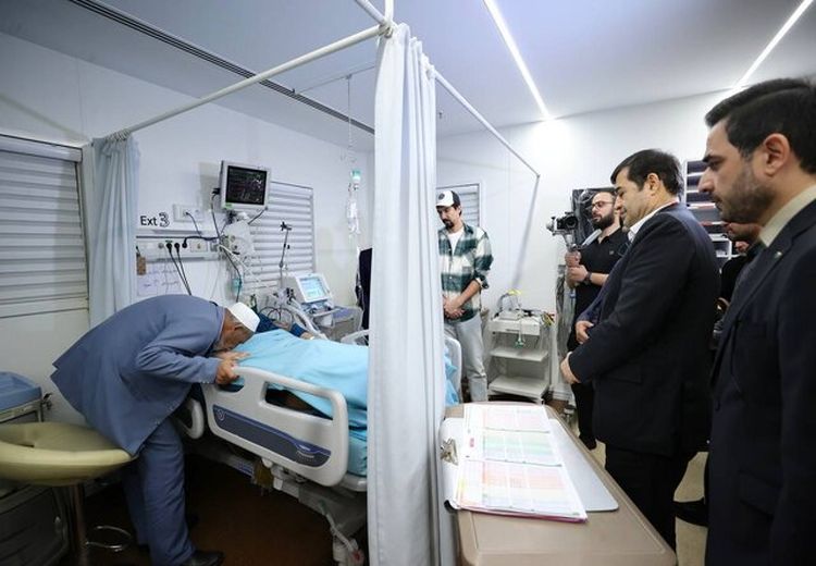 بوسه پدر صابر کاظمی بر دست پسرش