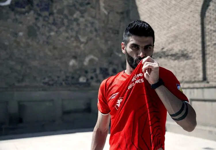 بوسه جنجالی یک پرسپولیسی بر لوگوی تراکتور!