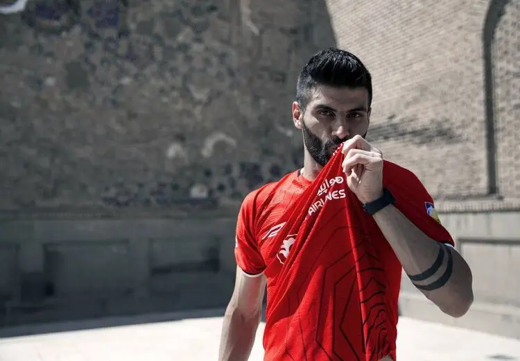 بوسه جنجالی یک پرسپولیسی بر لوگوی تراکتور!