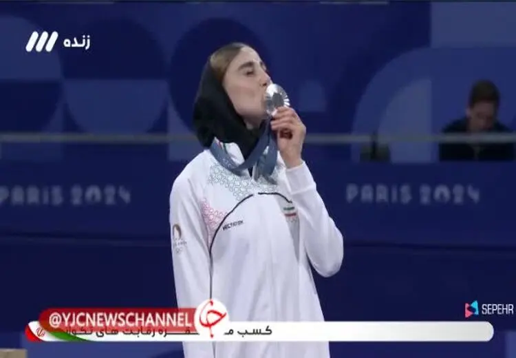  لحظه بوسه ناهید کیانی بر مدالش