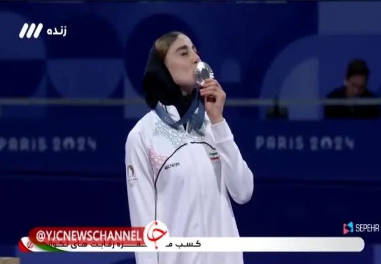  لحظه بوسه ناهید کیانی بر مدالش