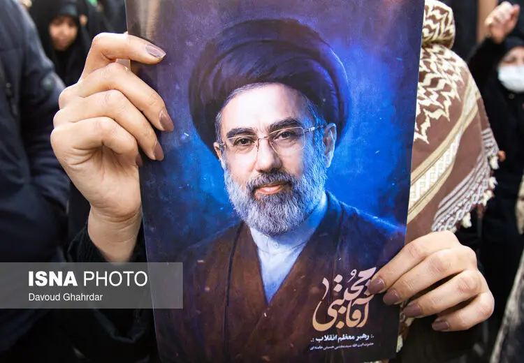 زنانی با پوشش متفاوت در تجمع حامیان رهبر سوم