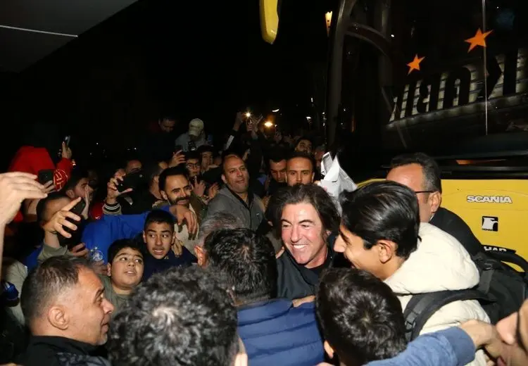 ازدحام شدید هواداران استقلال در مواجه با اتوبوس تیم؛ خسرو حیدری و رامین رضاییان مصدوم شدند!