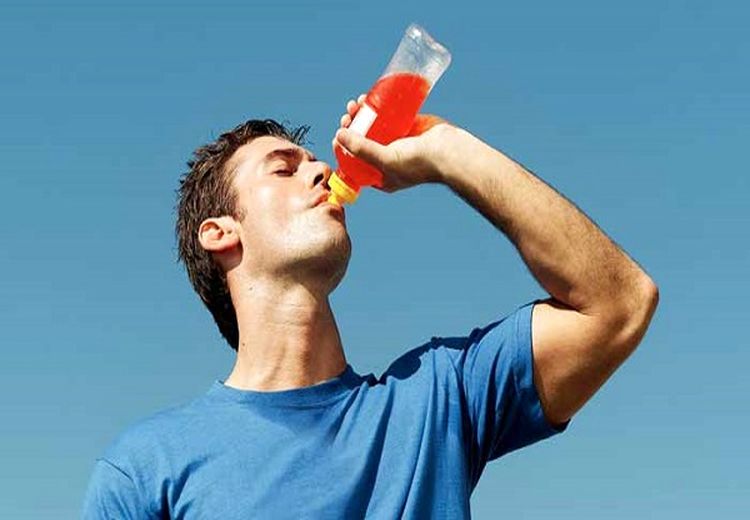 در این روزهای گرم مردان یک لیتر بیشتر از زنان آب بنوشند