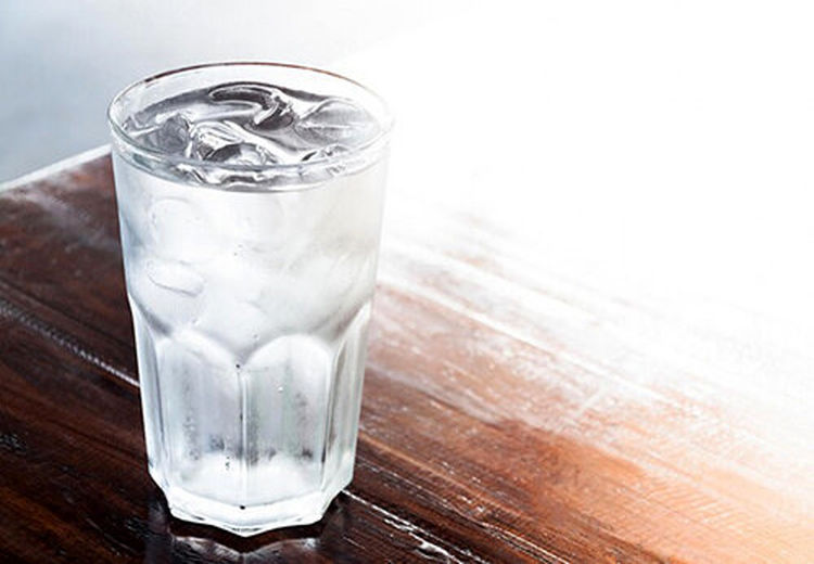 نوشیدن آب یخ چه عوارضی دارد؟
