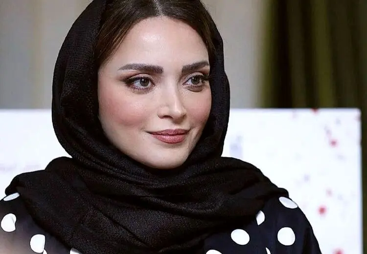 تصویری از  بهنوش طباطبایی در حرم امام رضا(ع)