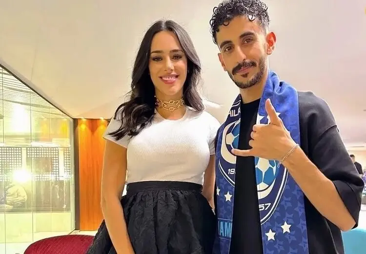 عکس یادگاری هوادار الهلال با نامزد نیمار