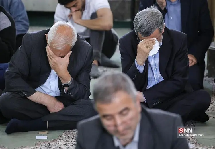 احمدی‌نژاد در مراسم چهلم وزیرش