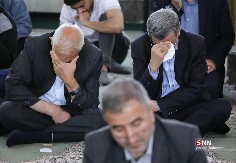 احمدی‌نژاد در مراسم چهلم وزیرش