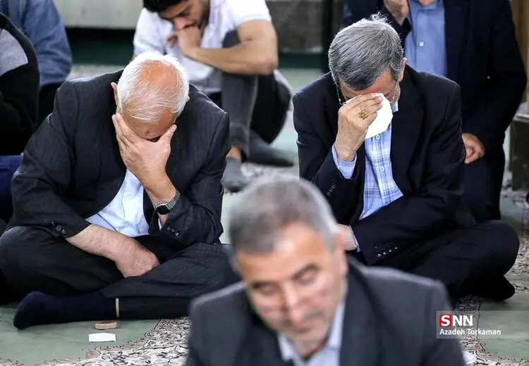 احمدی‌نژاد در مراسم چهلم وزیرش