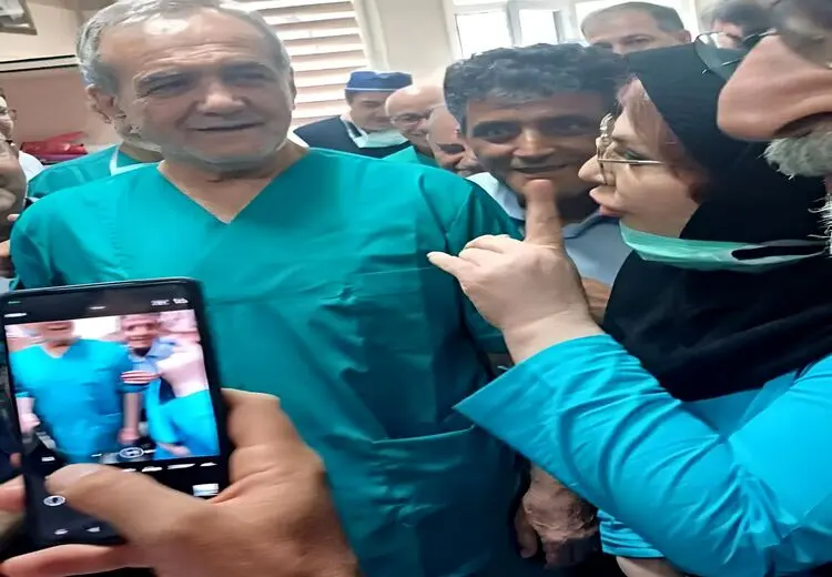 پزشکیان لباس عمل پوشید + تصاویر