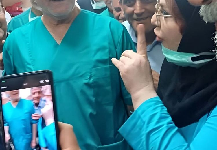 پزشکیان لباس عمل پوشید + تصاویر