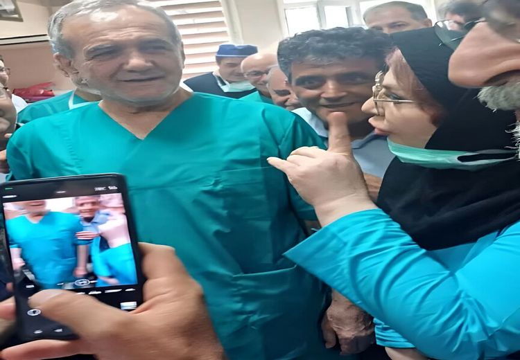 پزشکیان لباس عمل پوشید + تصاویر