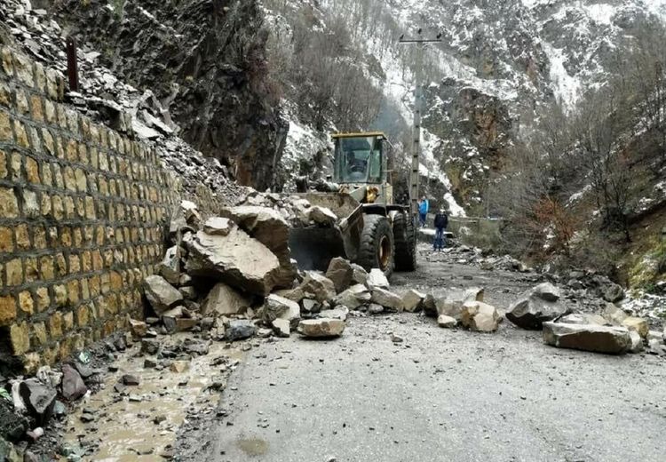 هشدار درباره خطر ریزش سنگ و سقوط بهمن در جاده چالوس