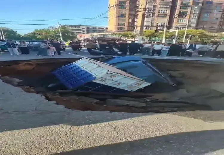 سقوط چندین خودرو در پی فرو نشست جاده! / فیلم