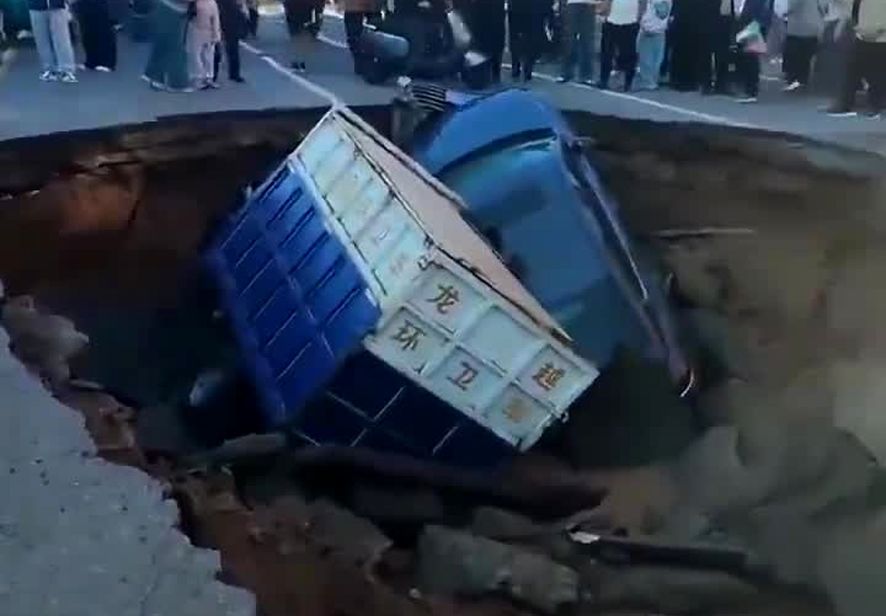سقوط چندین خودرو در پی فرو نشست جاده! / فیلم
