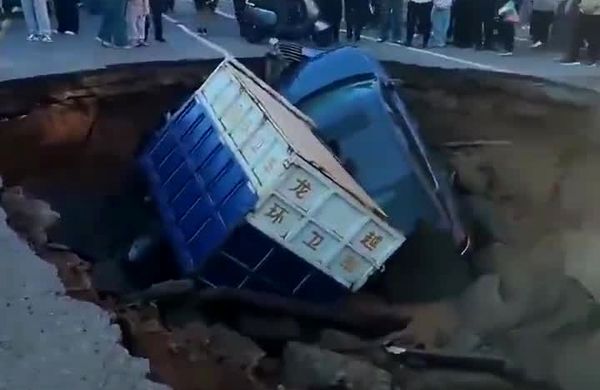 سقوط چندین خودرو در پی فرو نشست جاده! / فیلم
