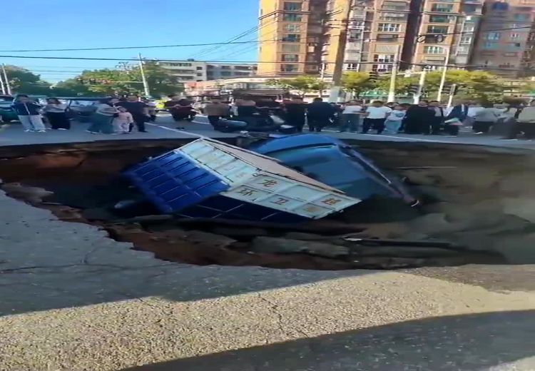 سقوط چندین خودرو در پی فرو نشست جاده! / فیلم
