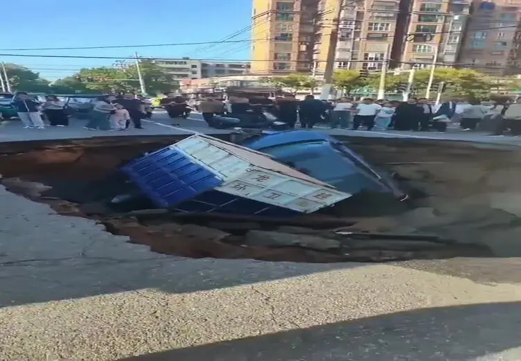 سقوط چندین خودرو در پی فرو نشست جاده! / فیلم