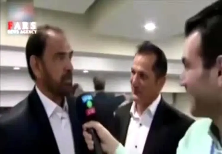 تمسخر سرمربی محبوب پرسپولیسی‌ها توسط فیروز کریمی/ فیلم