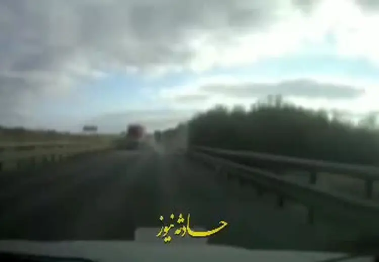 لحظه هولناک انفجار کامیون پس از برخورد با خودروی سواری