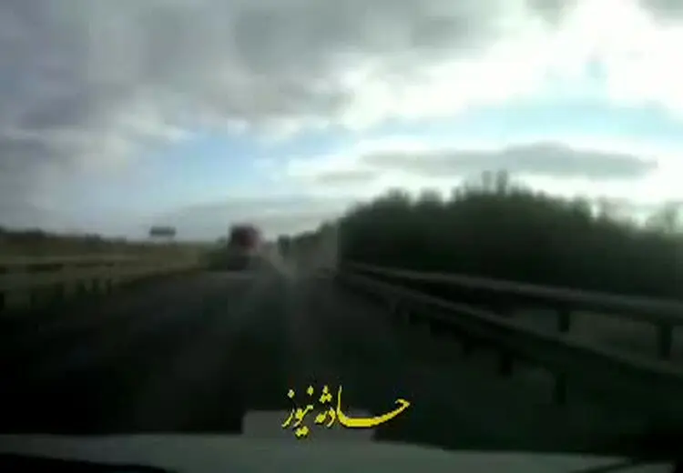لحظه هولناک انفجار کامیون پس از برخورد با خودروی سواری